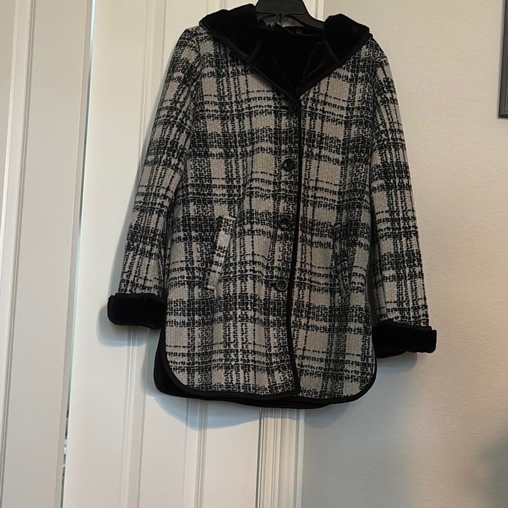 Ike Behar Women's Checkered Cape in Black and White
